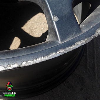 Недорогое устранение бордюрки на литых автомобильных дисках