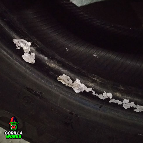 Остатки полимерной краски на шине 