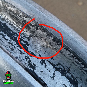 Отслоение порошковой полимерной краски под резиной на литых дисках R16 от Лексус