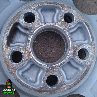 Залитая порошковой краской ступичная плоскость литого диска