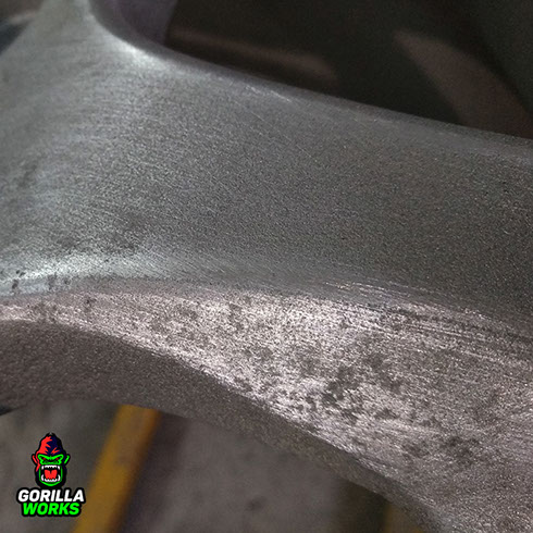 Пескоструйная обработка дисков после кривой полимерной порошковой покраски в Минске.