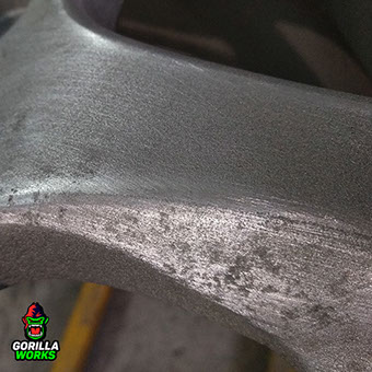 Пескоструйная обработка дисков после кривой полимерной порошковой покраски в Минске.