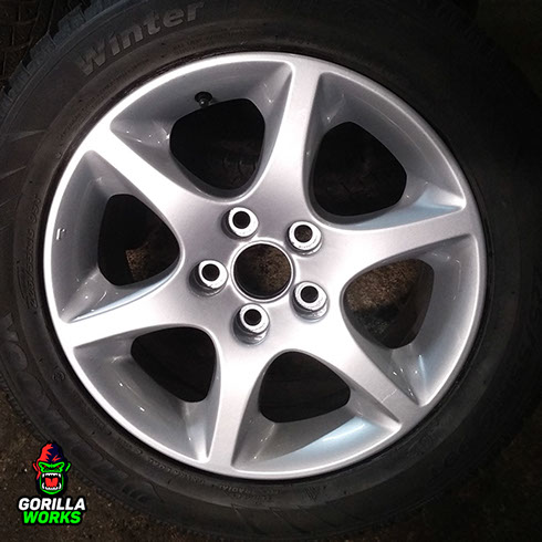 Шлифовка порошкового полимерного грунта на литых дисках для утаненния очагов коррозии