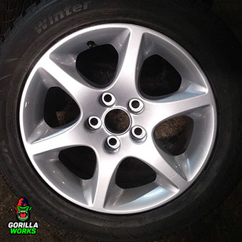 Шлифовка порошкового полимерного грунта на литых дисках для утаненния очагов коррозии