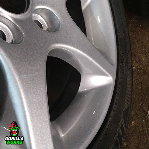 Шлифовка порошкового полимерного грунта на литых дисках для утаненния очагов коррозии