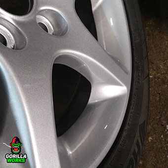 Шлифовка порошкового полимерного грунта на литых дисках для утаненния очагов коррозии