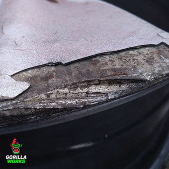 Бордюрная болезнь (бордюрка) на литых дисках Infiniti FX R21