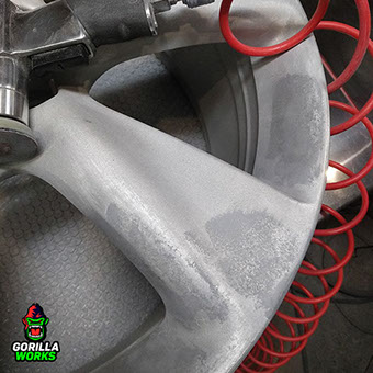 Устранение очагов коррозии в металле перед первичной полимерной покраской (грунтовочный слой)