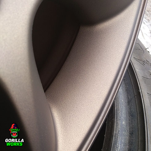 Шлифовка кратеров коррозии на литом диске Лексус ГХ 460 под темную матовую бронзу