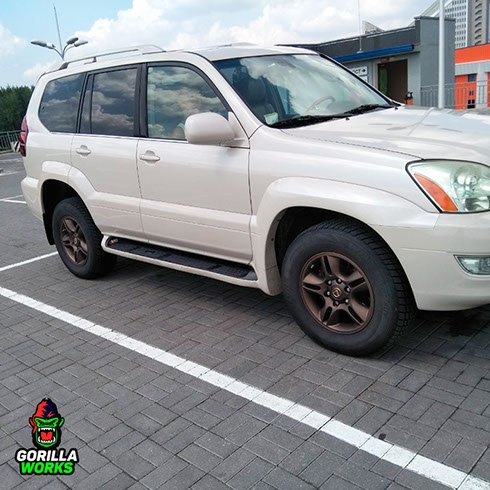 Установленные 17-ые литые диски на автомобиле Lexus GX после покраски в матовый бронзовый графит [ Минск ]