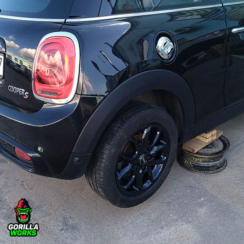 Замена цвета на дисках Mini Cooper S на черный глянцевый цвет полимером