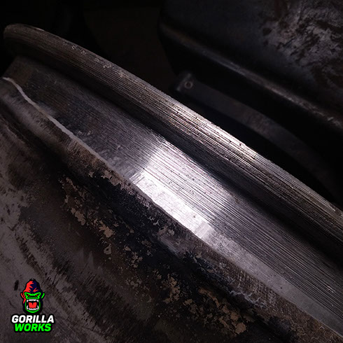 Следы от проточки токарным резцом при правке литых дисков BMW