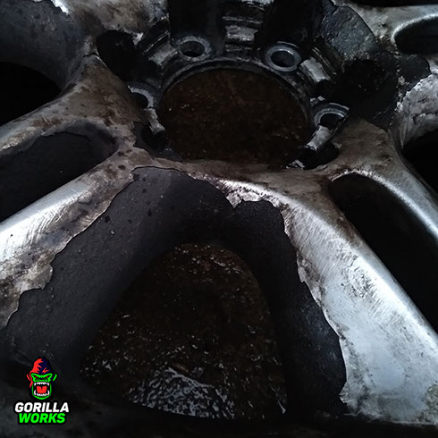 Коррозия на литых дисках Лексус ГХ 460 до процесса восстановления в Gorilla Works