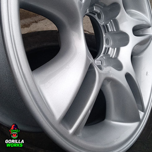 Технология восстаноления литых дисков: порошковые грунты (2 слоя), краска (серебро) и глянцевый полимерный лак