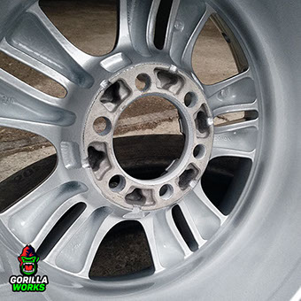 Заклейка ступичной плоскости литого диска для исключения проблем с последующей балансировкой колеса