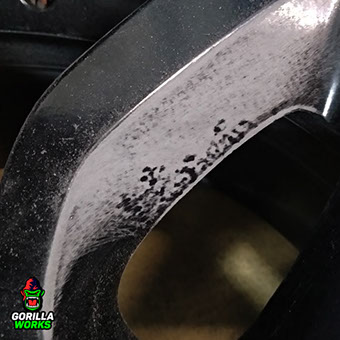 Кратеры коррозии в металле после покраски диска в первый слой полимерного порошкового грунта