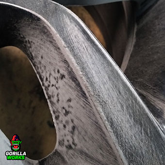 Грубая шлифовка очагов коррозии по грунту для выравнивания поверхности литого диска