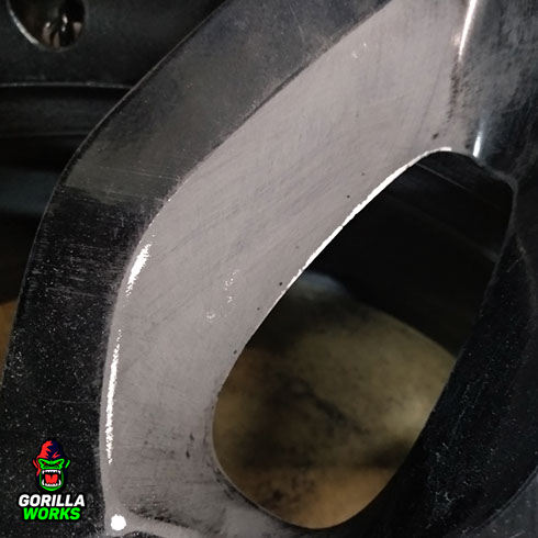 Вторичная шлифовка литого диска по порошковому грунту наждачной бумагой Р150