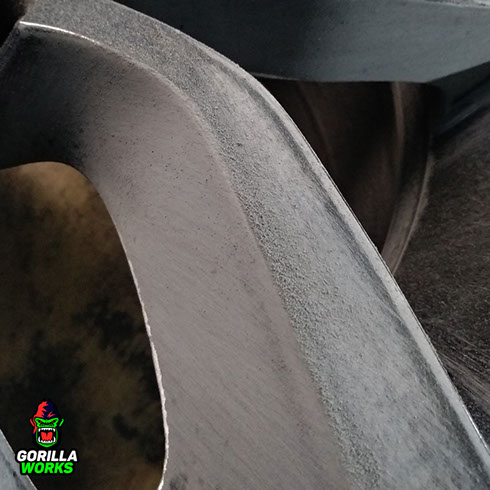 Удаление очагов коррозии на литом диске BMW после вторичной шлифовки наждаком Р150