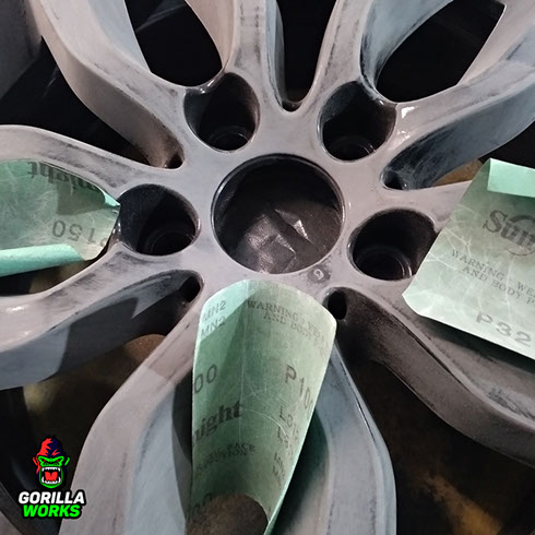 Финальный вид алюминиевого литого диска БМВ после трёхфазной ручной шлифовки по порошковому грунту