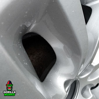 Полное отсутствие кратеров коррозии и провалов краски на литом диске БМВ после ручного перечуха