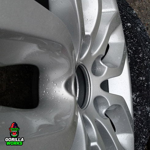 Общий вид автомобильного литого диска после порошковой покраски в серебро с перечухом коррозии