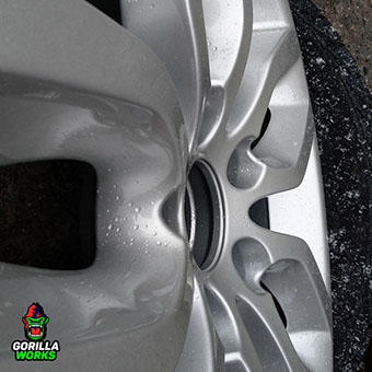 Общий вид автомобильного литого диска после порошковой покраски в серебро с перечухом коррозии