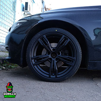 Покраска литых дисков БМВ в черный матовый цвет полимером