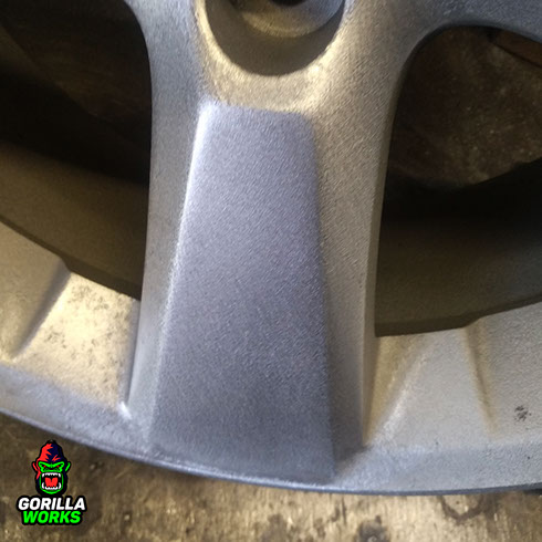 Ручная шлифовка алюминиевого диска перед полимерной покраской в порошковые краски