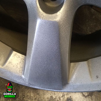 Ручная шлифовка алюминиевого диска перед полимерной покраской в порошковые краски