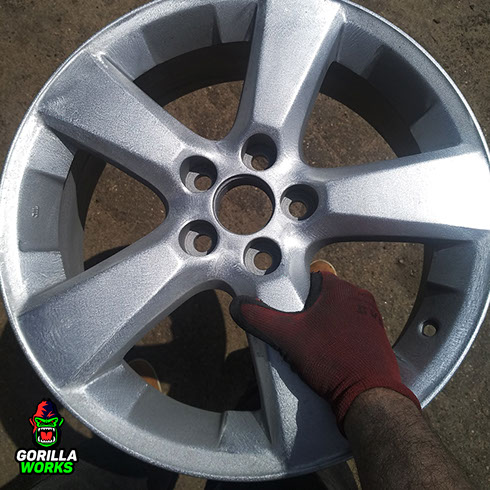 Полная подготовка литого диска по металлу перед покраской в яркое серебро на базе жидких термоэмалей в Минске