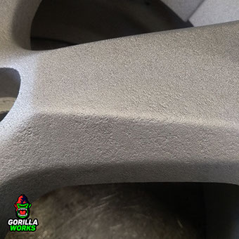 Поверхность алюминия после химической смывки и пескоструя. Кратеры коррозии по всем плоскостям.