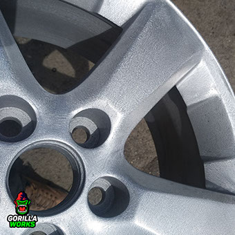 Литой диск после пескоструйной очистки и шлифовки кратеров коррозии