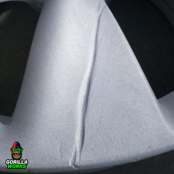 Порезы на литом диске Infiniti от бордюра или ДТП