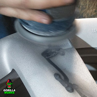 Шлифовка литого диска Инфинити после наращивания слоя алюминиевым порошком с помощью аппарата Димет