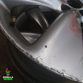 Бордюрка и царапины на литом диске Инфинити перед порошковой покраской в Минске