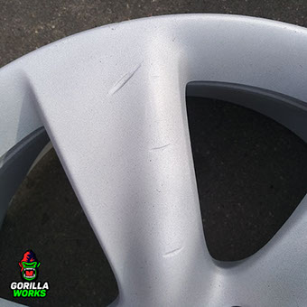 Глубокие порезы в металле на литом диске Infiniti FX 35