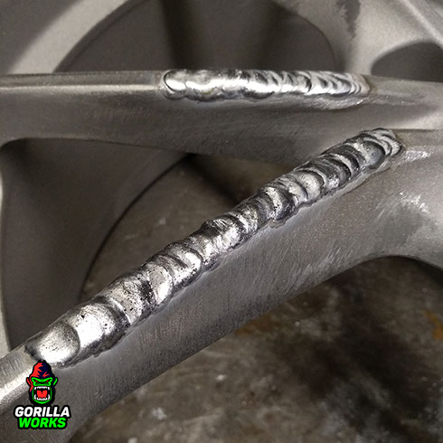 Аргонная сварка сбитых граней после пескоструйной обработки дисков Порше Кайман