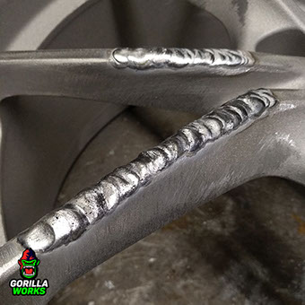 Аргонная сварка сбитых граней после пескоструйной обработки дисков Порше Кайман