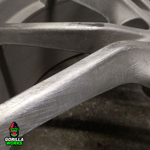 Финишный вид литого диска Porsche после многофазной шлифовки и выведения всех радиусов скругления