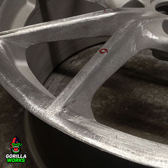 Пескоструйная очистка литого диска Porsche перед сварочными работами