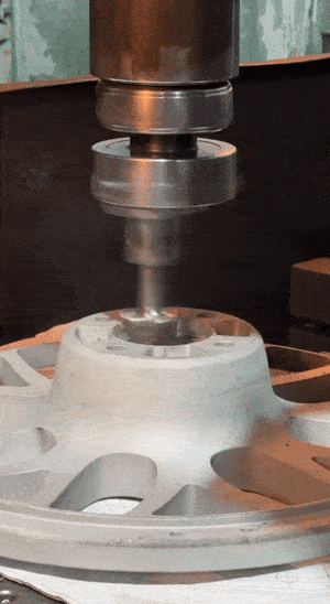 Расточка ЦО литого диска. Цены на расточку центрального отверстия литых дисков в Минске
