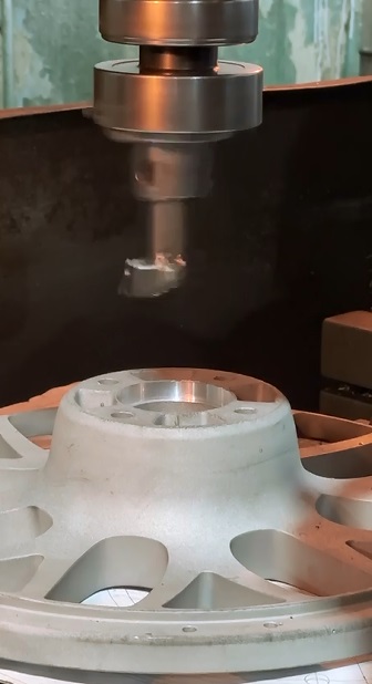 Расточка центрального отверстия на литом автомобильном диске в Минке. Цена расточки ЦО литого или кованного диска.